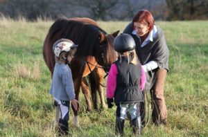 Einen respektvollen Umgang mit dem Pferd kann man nicht früh genug schulen ©Sandra Schweig